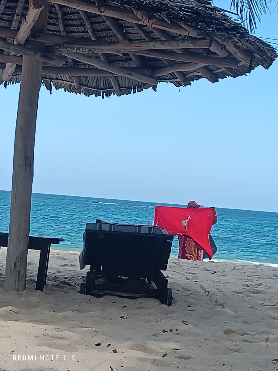 Пляжные торговцы показывают свой товар