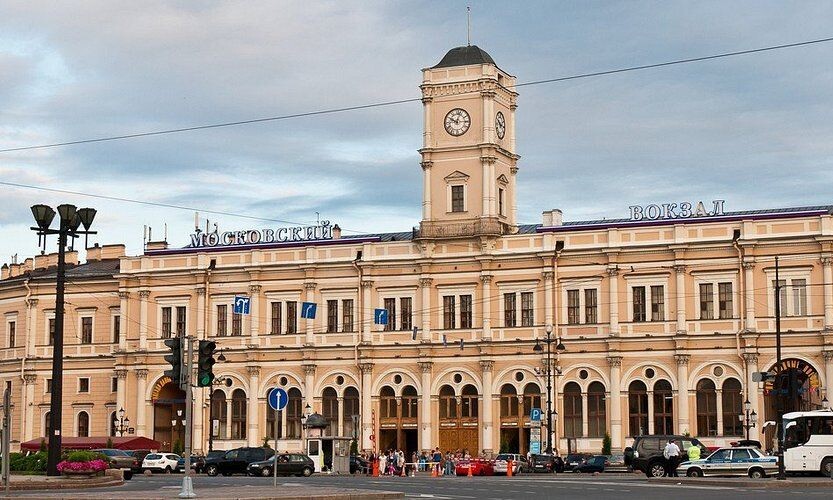 Отель рядом с Московским вокзалом в Санкт-Петербурге - Lopatin Невский 100