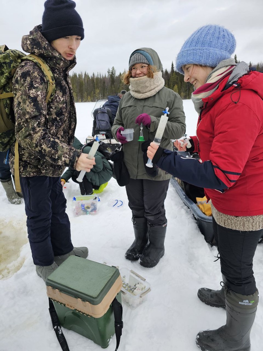 Отбор проб метана из воды методом Head Space. Автор фото: Н. Л. Фролова