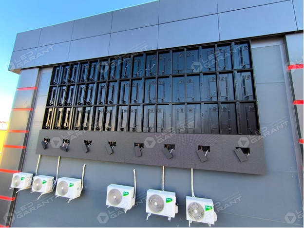 Монтаж экрана на фасад здания