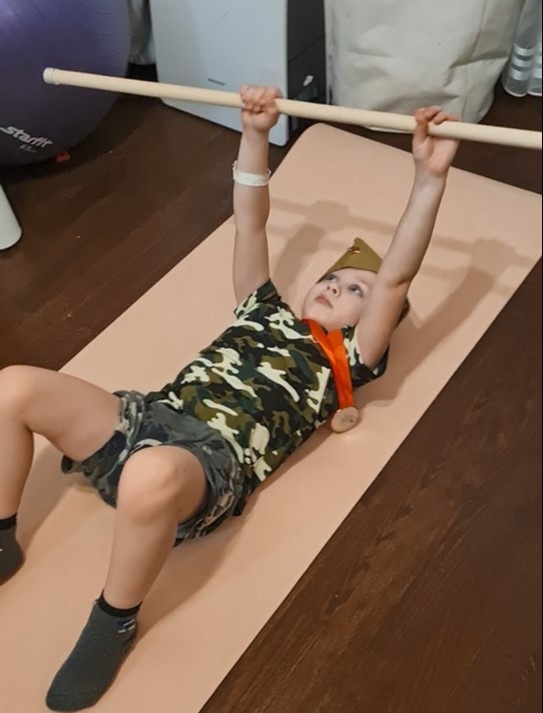 Гриша сам решил переодеваться в специальный камуфляж для тренировок. Ему это придает боевой дух