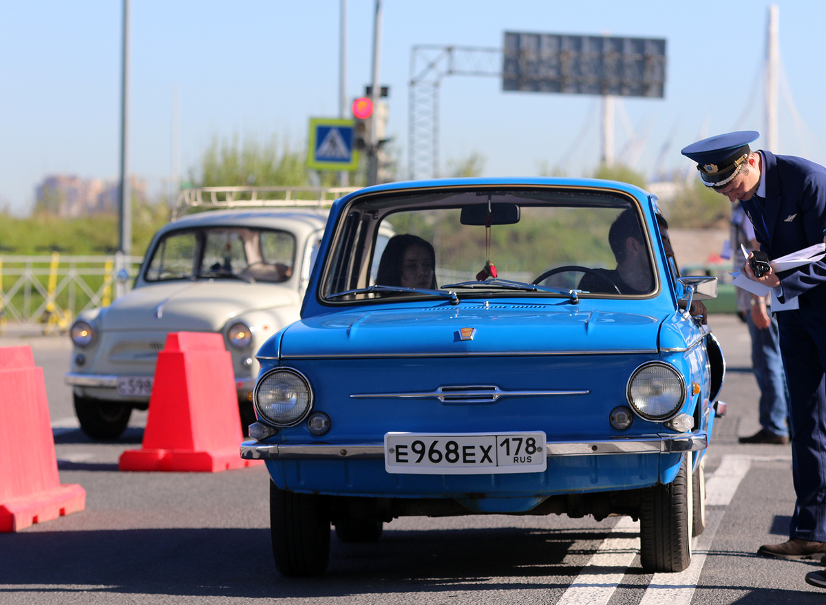 приветствие участников организатором ретропарада Федором