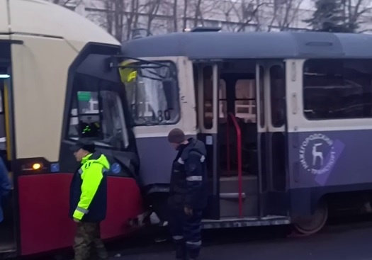    На кадрах видно, как один трамвай въехал в другой и немного его смял