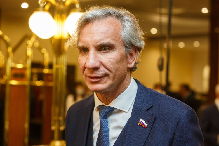    Ирек Зиннуров отказался от комментариев о возможном закрытии Русского дома. По информации нашего издания, он сейчас находится в Баку.   
Фото: «БИЗНЕС Online»