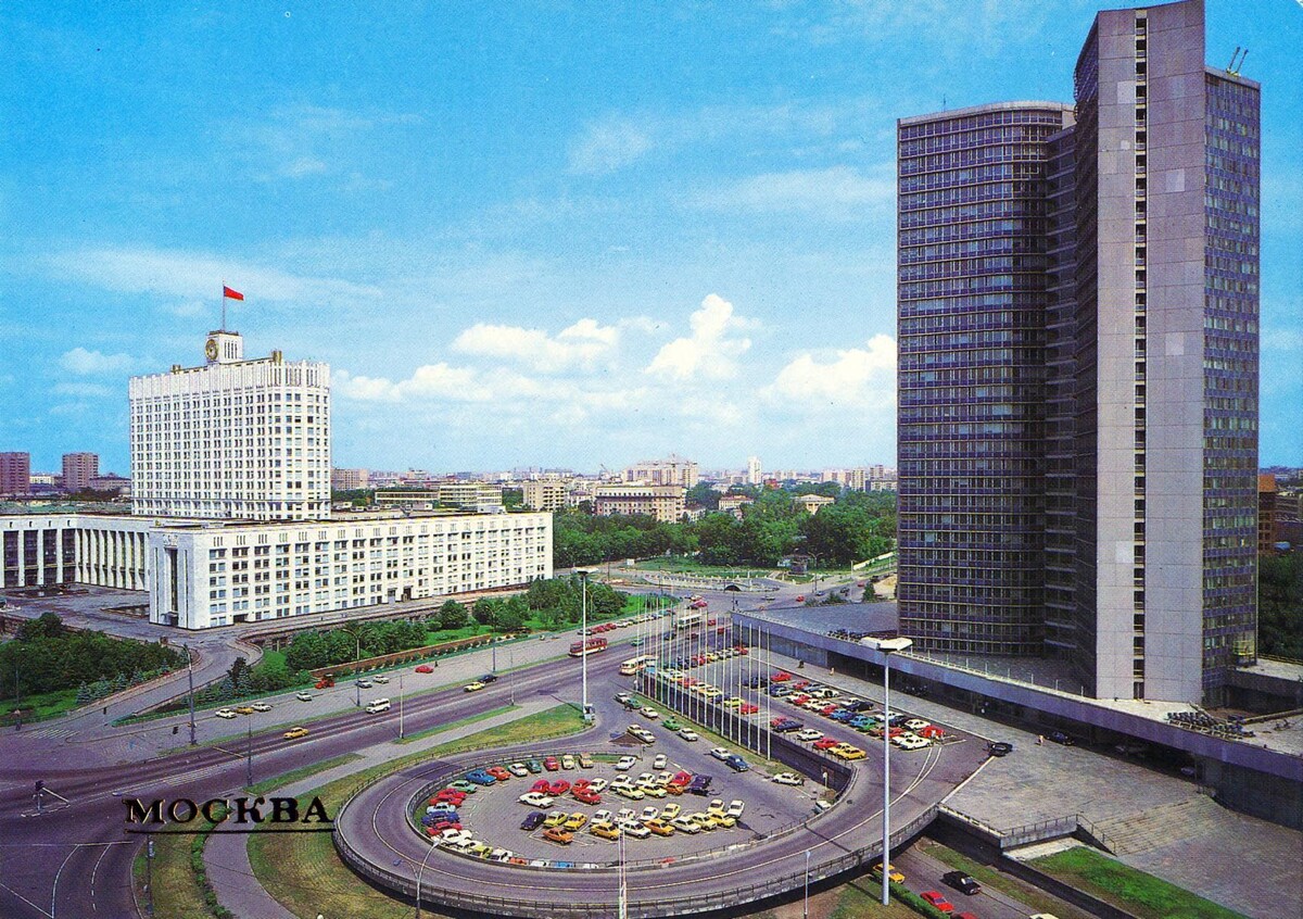 Комплекс СЭВ на фоне Дома правительства РФ