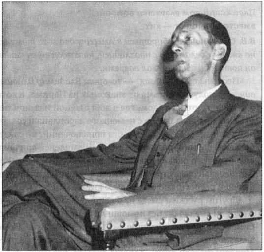 Набоков в колледже Уэлсли, февраль 1942 г. Еще три года ему предстоит оставаться завзятым курильщиком. (Фото Салли Колли-Смит из архива Уэлсли.)