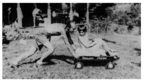 Набоков с восьмилетним Дмитрием на ферме Карповичей в Вест-Вардзборо, штат Вермонт, летом 1942 г. Лето 1940 г., первое в Америке, Набоковы тоже провели у Карповичей