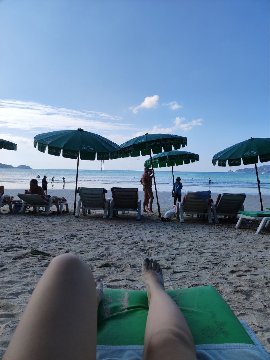 полупустой пляж Патонга в 2021 году