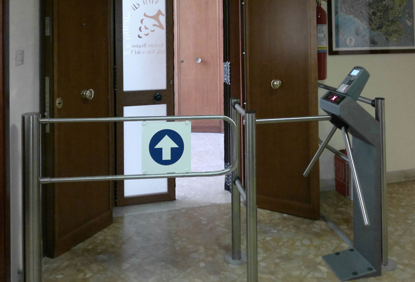 -Проходите!    - Нет. Спасибо).