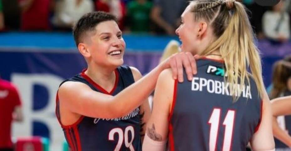    Волейболистки калининградского «Локомотива» Эбрар Каракурт и Юлия Бровкина подрались друг с другом. Фото: Сайт ЖВК «Локомотив» Калининград