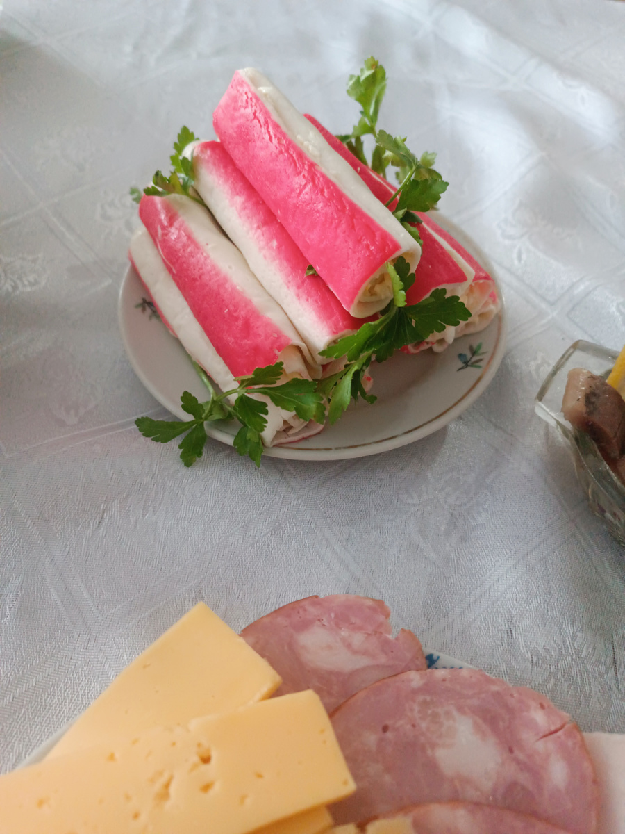 Невкусная закуска из крабовых палочек.
