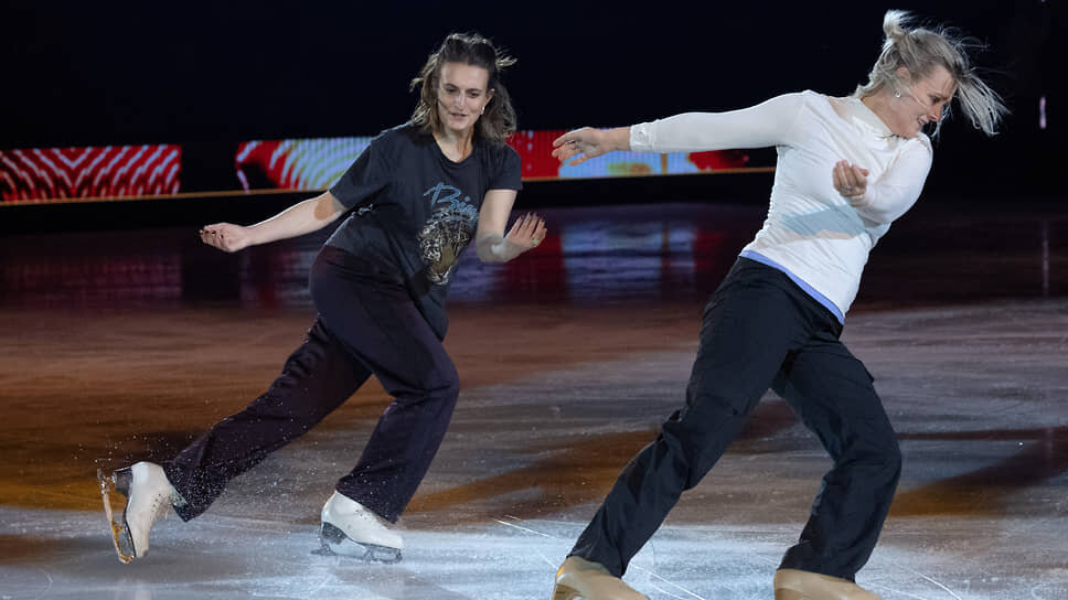 Габриэла Пападакис (слева) и Мэдисон Хаббелл на показательных выступлениях в рамках программы Art on Ice Gala в Цюрихе.📷Фото: Denis Balibouse / Reuters