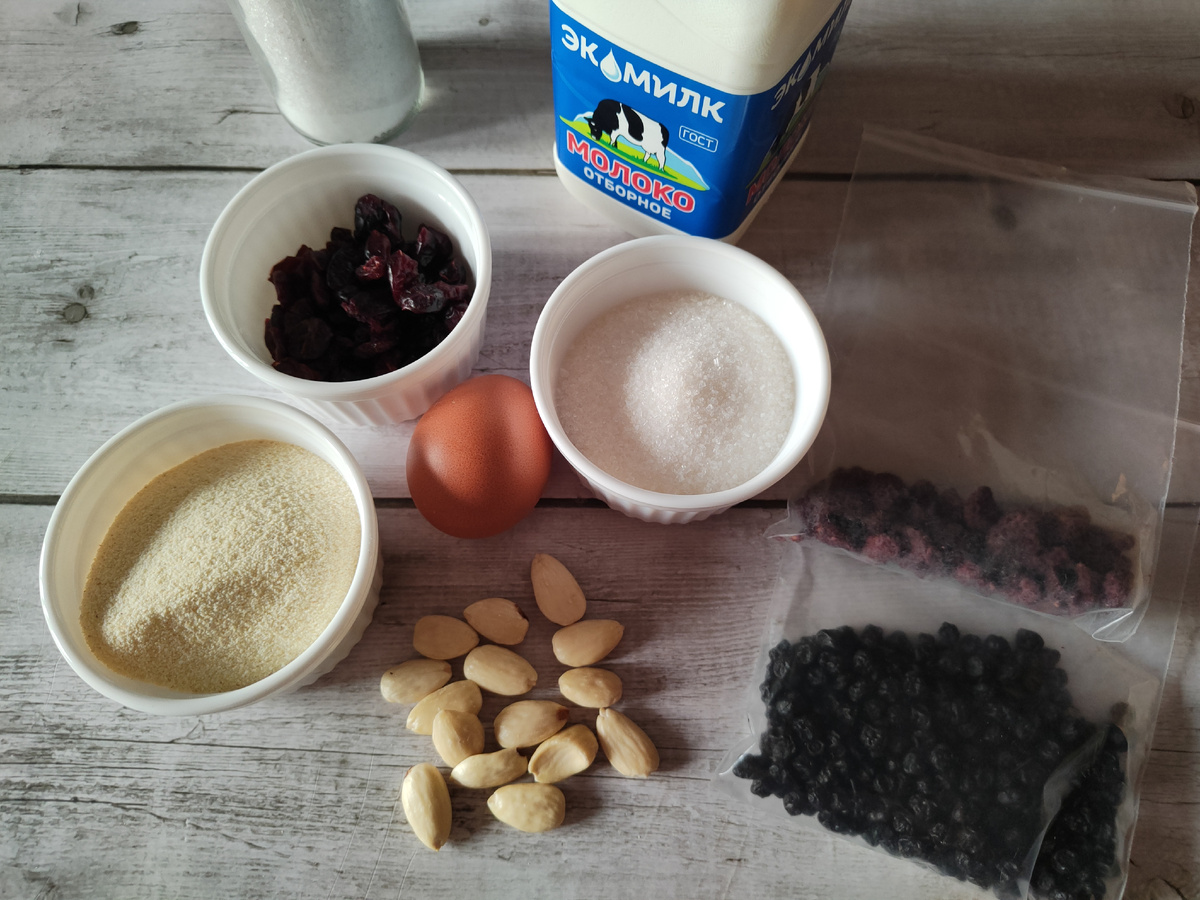 В качестве наполнения я взяла вяленую клюкву, малину, чернику и очищенный миндаль. Очень вкусно получается с курагой, но у меня сейчас её нет. 