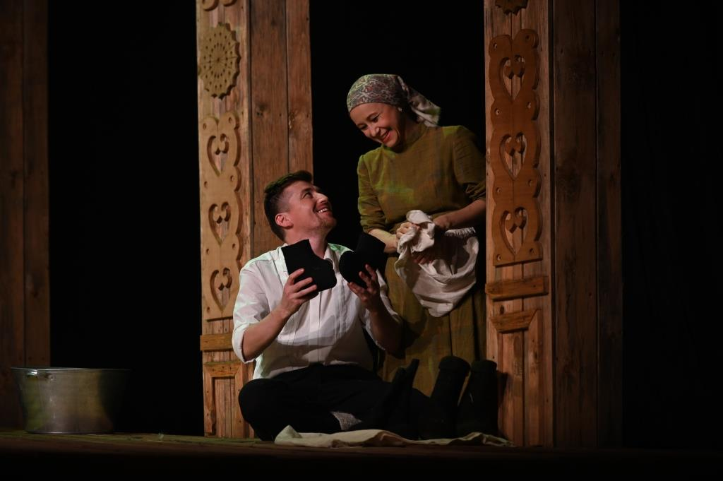 Фотография спектакля "Родные люди" с официального сайта Театра им. Карима Тинчурина.