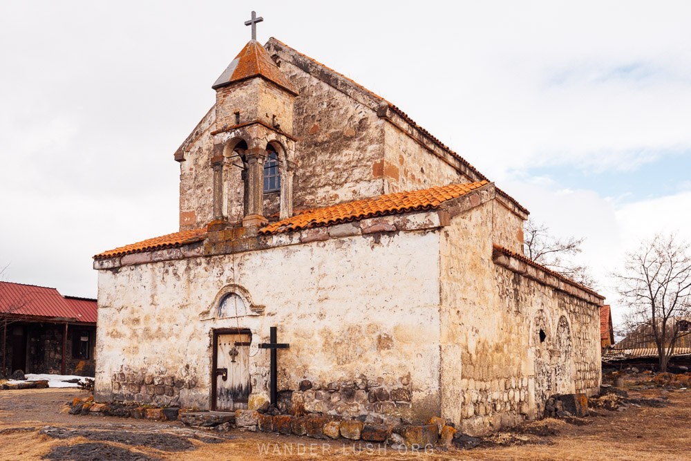 В Саро есть женский монастырь он стоит прямо у обрыва