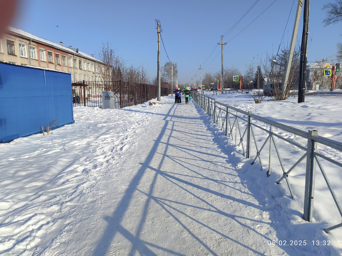 Паша, Алиса, Вадим. Обнимаются