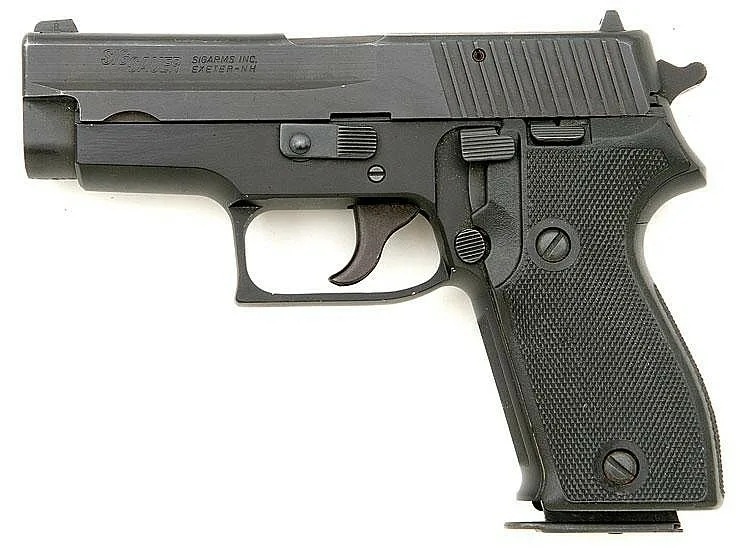 SIG Sauer P225 — это высококачественное оружие, разработанное швейцарской компанией Swiss Arms. В период с 1970 по 1995 год оно применялось в полиции.

Масса пистолета составляет 898 граммов, длина — 180 миллиметров, длина ствола — 98 миллиметров, ширина — 34 миллиметра. Магазин вмещает восемь патронов калибра 9×19 мм Parabellum.