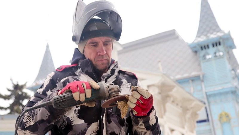    Бабочку возвращают на место Фото: администрация Пятигорска