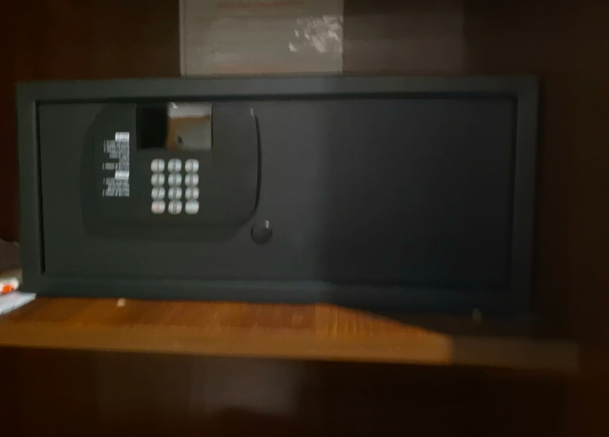 Вот такой у нас был сейф в номере