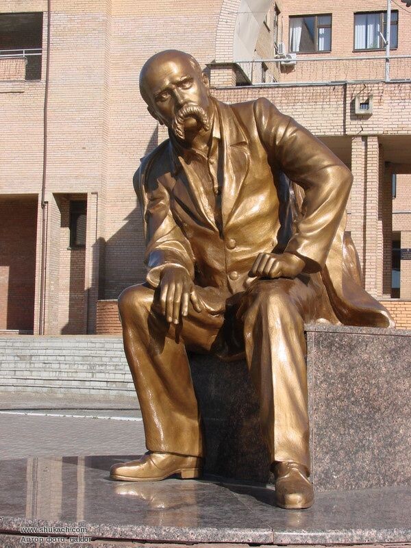 
Памятник Шевченко в Балаклее. https://ru.pinterest.com/pin/575475658618058646/