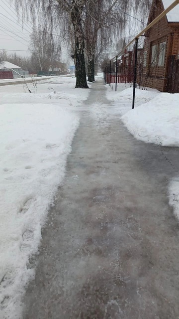 Очень эта улица напоминает мне нашу Структурную в поселке Толевый, где прошло мое дошкольное детство. (Фото Анны К.)