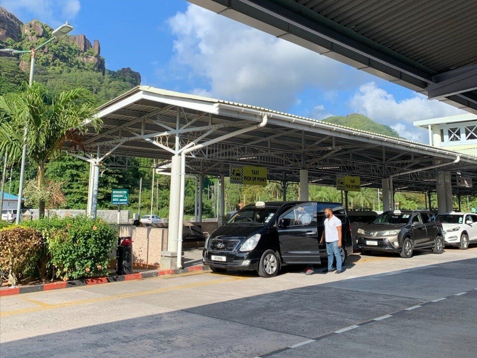 Такси на Сейшелах — просторные универсалы или минивэны с кондиционерами и удобными сидениями. Других туристам не предлагают, бюджетных вариантов тоже не найти