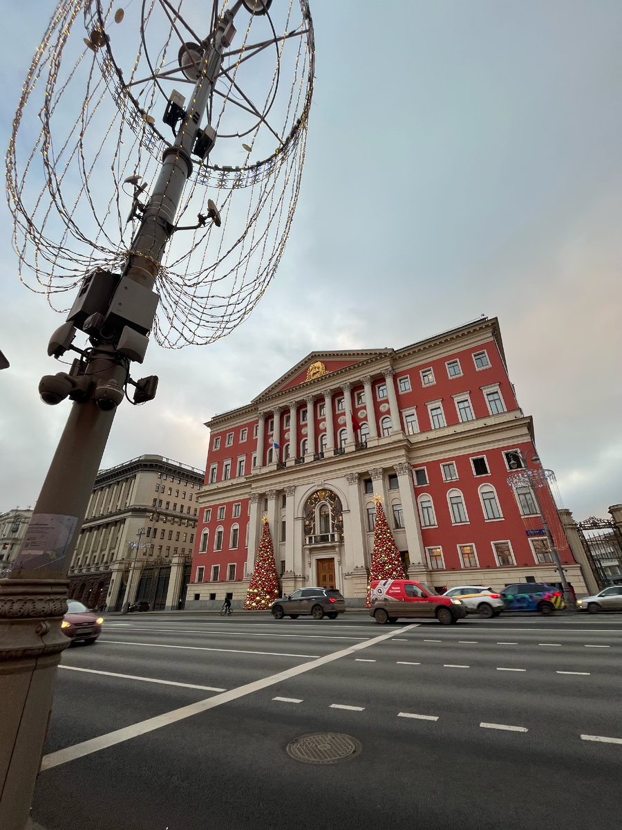 А вот и здание Правительства Москвы напротив сквера, пусть тоже тут побудет. Красота!