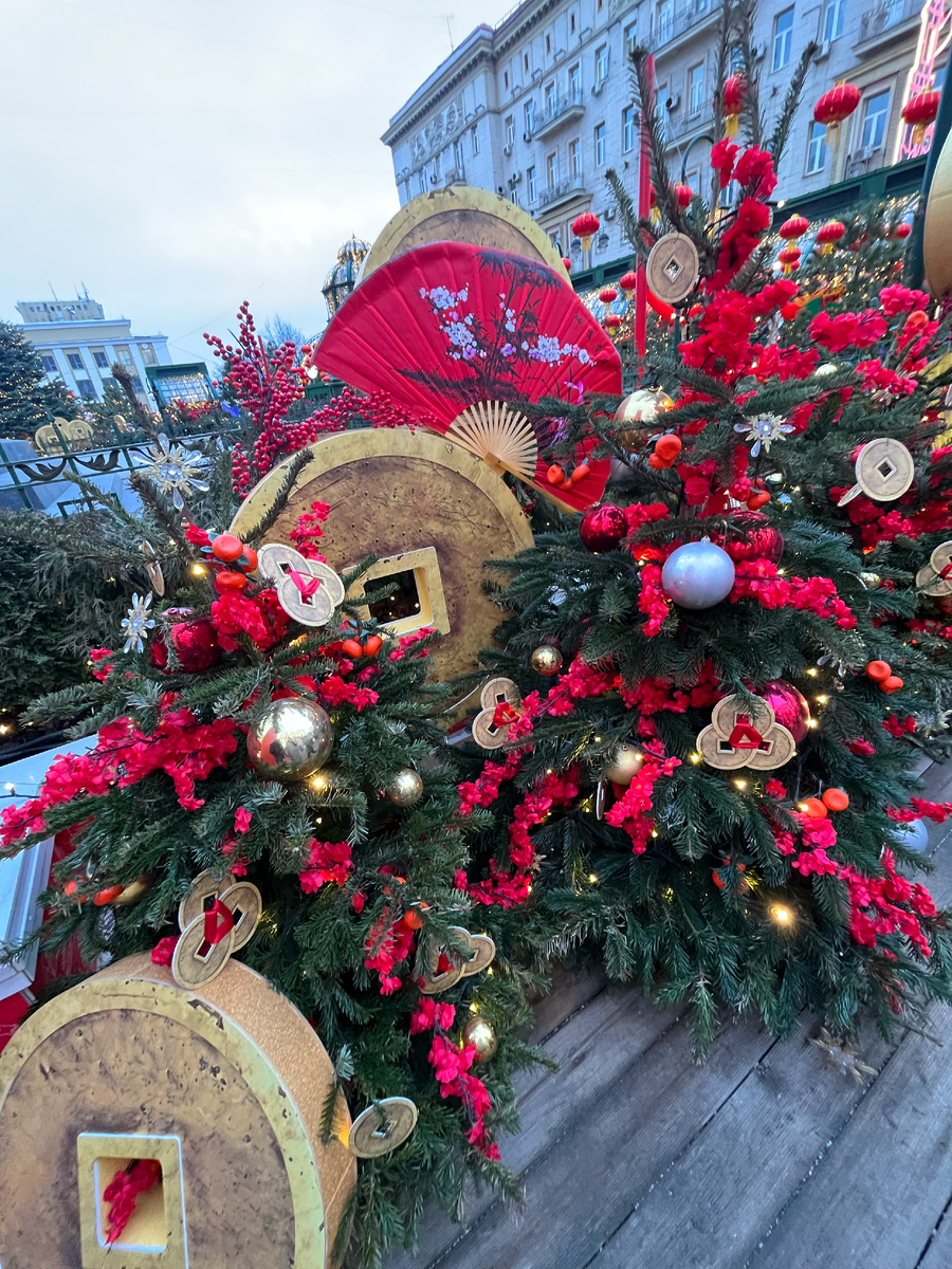 Входные зоны очень круто оформили, колоритно и стольно. Тут я снимала ролик - подглядывала в окошко)) смотрите внизу, добавила ссылку