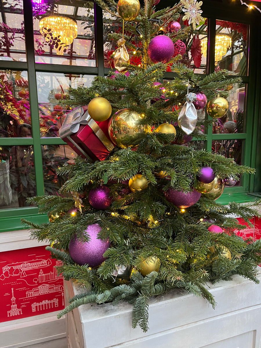 А здесь мне понравилось сочетание фиолетово-лиловых и золотых шаров