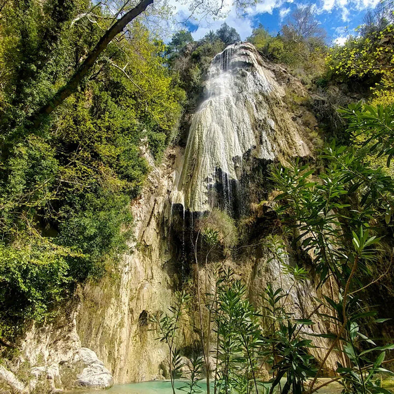 Можно съездить на водопад Учан-Су высотой 98 метров: весной тают снега в горах, воды много, и он особенно красив. Tino Vontangi / Яндекс Карты