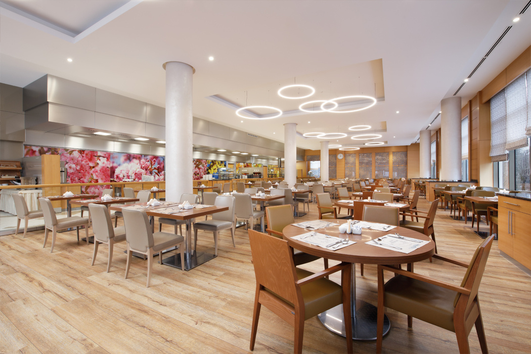 Обеденный зал в санатории "Источник" в Ессентуках