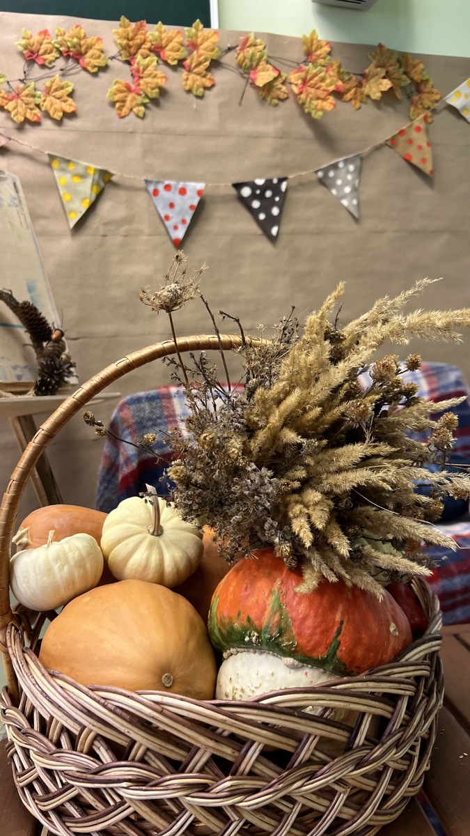 декорации и к фотозоне на "Праздник осени"- я очень люблю снимать, и каждый праздник я стораюсь сделать для деток небольшую памятную фотосессию).