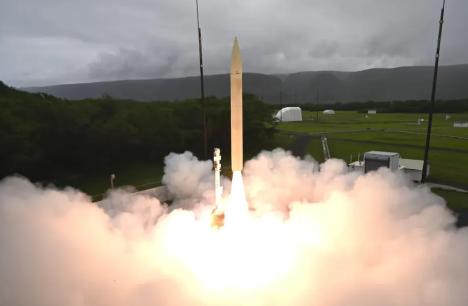 Старт ракеты Long-Range Hypersonic Weapon "Dark Eagle" в июне 2024. Тогда она не вышла на проектные показатели даже близко. Фото армии США