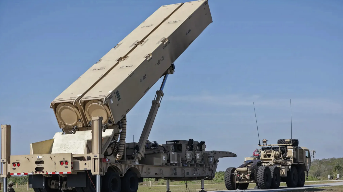 Пусковые установки для LRHW были приняты на вооружение ещё в 2022 году. Так они и катаются без ракет. Теперь как минимум до следующего финансового года. Фото армии США