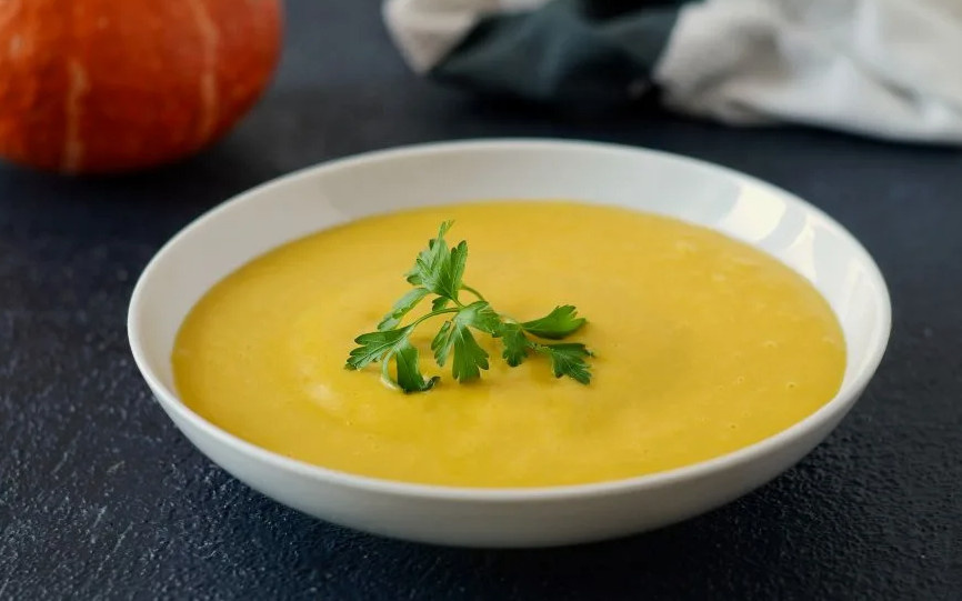 Приготовленный тыквенный суп с кокосовым молоком и кориандром в мультиварке