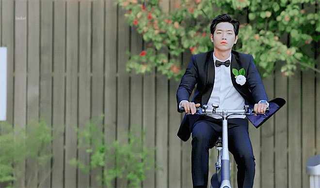 Робот и на велике любил кататьться. Кадр из дорамы «Ты тоже человек?» (2018)