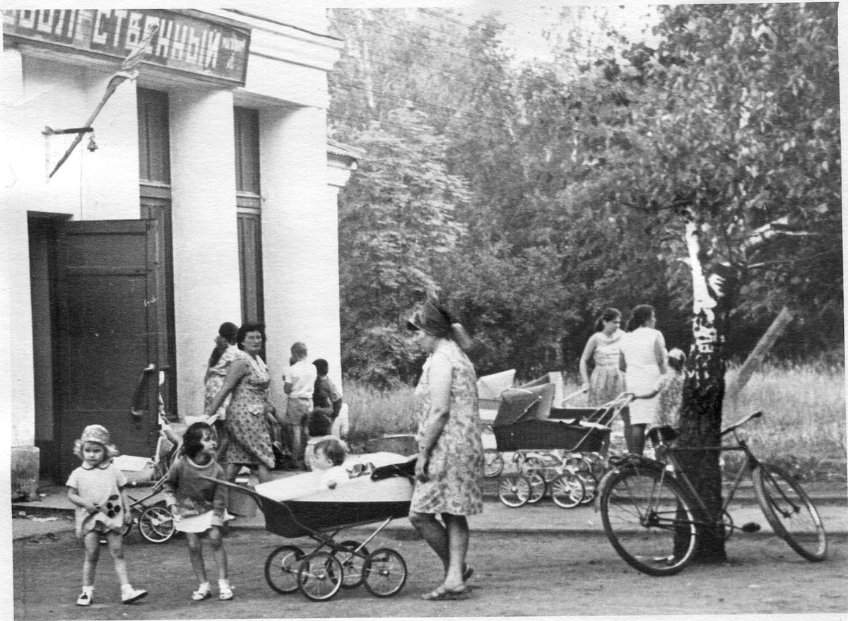 Фото из архива автора. Тот самый продовольственный магазин Военторга. 1974 год. Год окончания Игашкой школы... Ой, матушки мои...)))