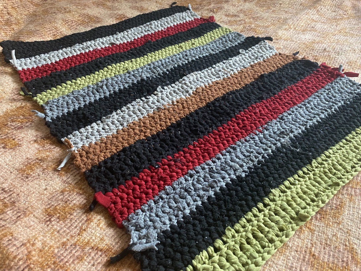 По краю не прячу кончики поскольку край закроется окантовкой.