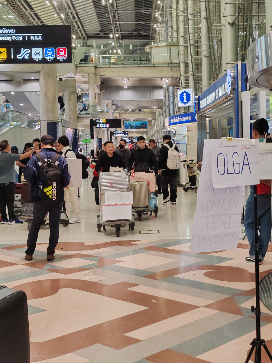 Ожидаем такси на выходе из аэропорта Суварнабхуми 