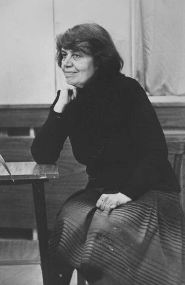 Джанна Таджатовна Тутунджа́н — советская и российская художница: живописец и график.