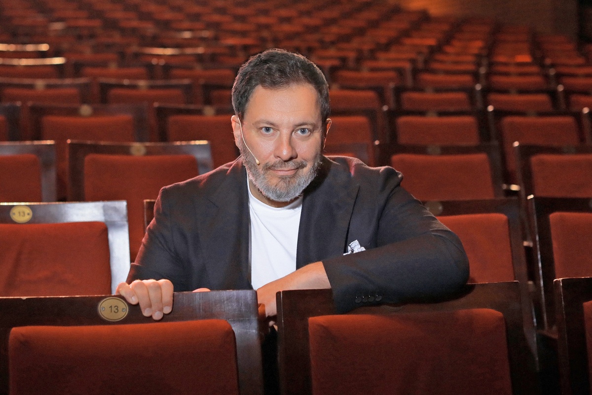    Сергей Минаев: Мне трудно назвать себя одним словом. Наверное, самое правильное - "продюсер". Но продюсер продюсирует кого-то, а я продюсирую сам себя. / Шухрат Юлдашев