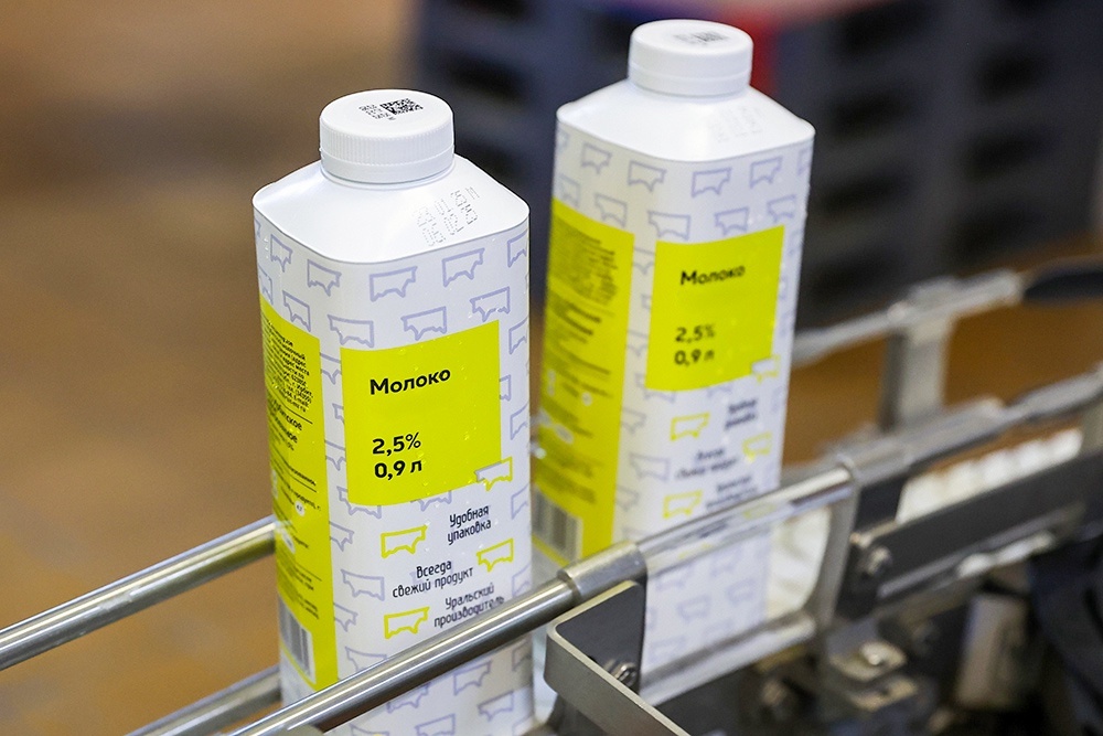    Чтобы сэкономить, производители часто выпускали вместо литровых пачек молока - в емкостях по 0,9 л. / Донат Сорокин / ТАСС