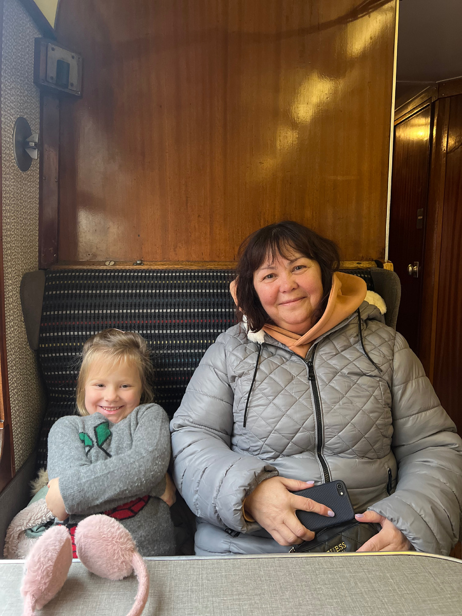 Это мы с внучкой в старинном поезде, что уходит со станции-музея Лафборро. 