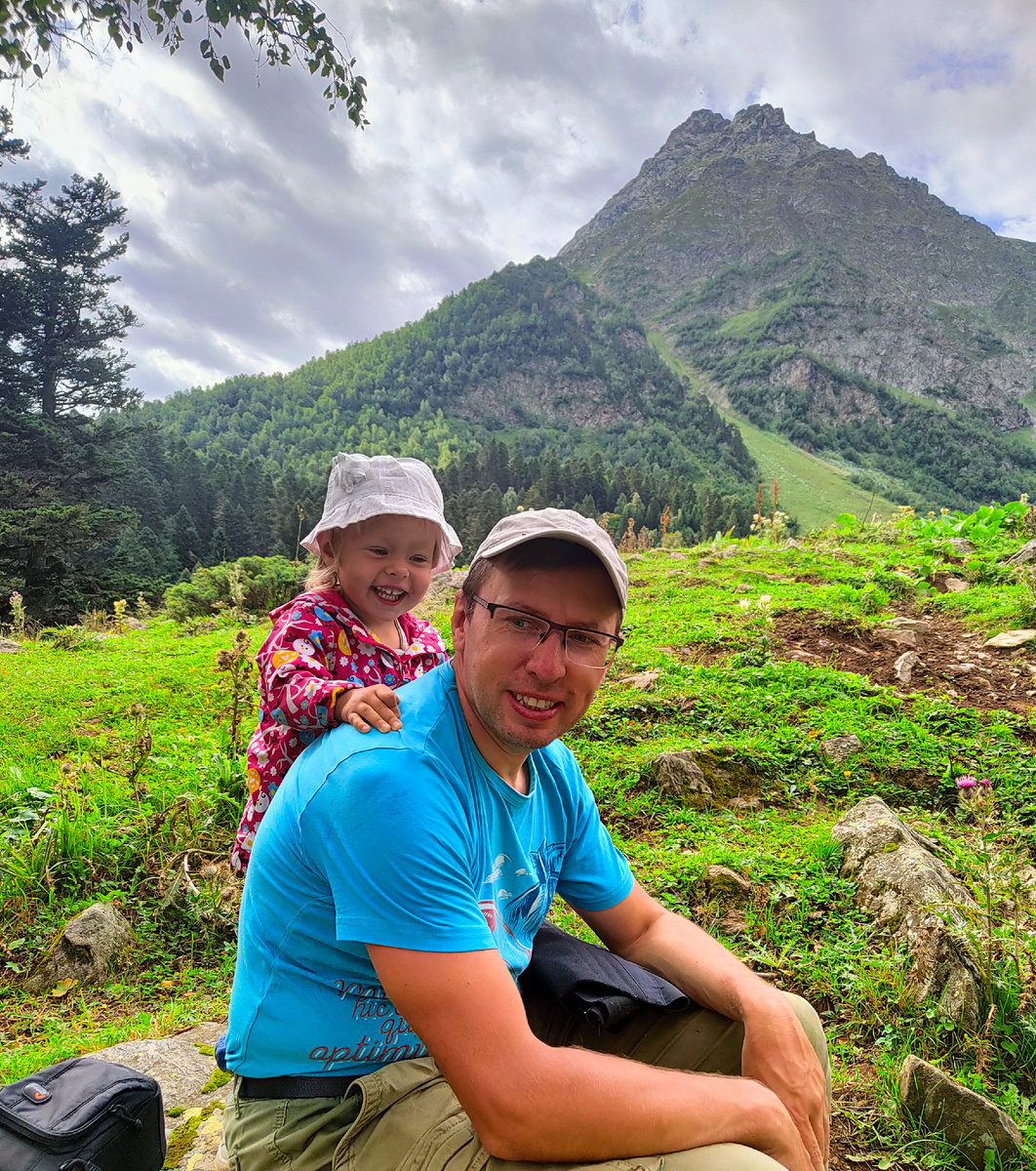 Привал после первого подъёма. Туристы бодрые, свежие, полные сил