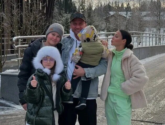 Павел Прилучный и Зепюр Брутян с детьми