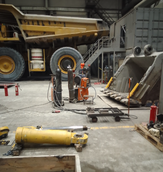 Фото читателя "Юрий Стрелец".  Ремонтный бокс. Место найдётся для всех.