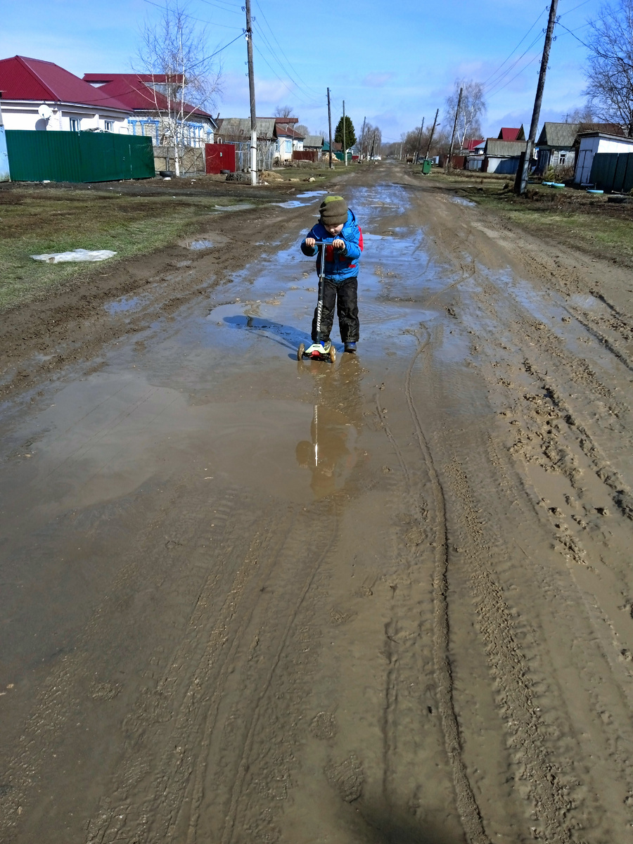 Полгода назад дорога перед нашим домом была такой...