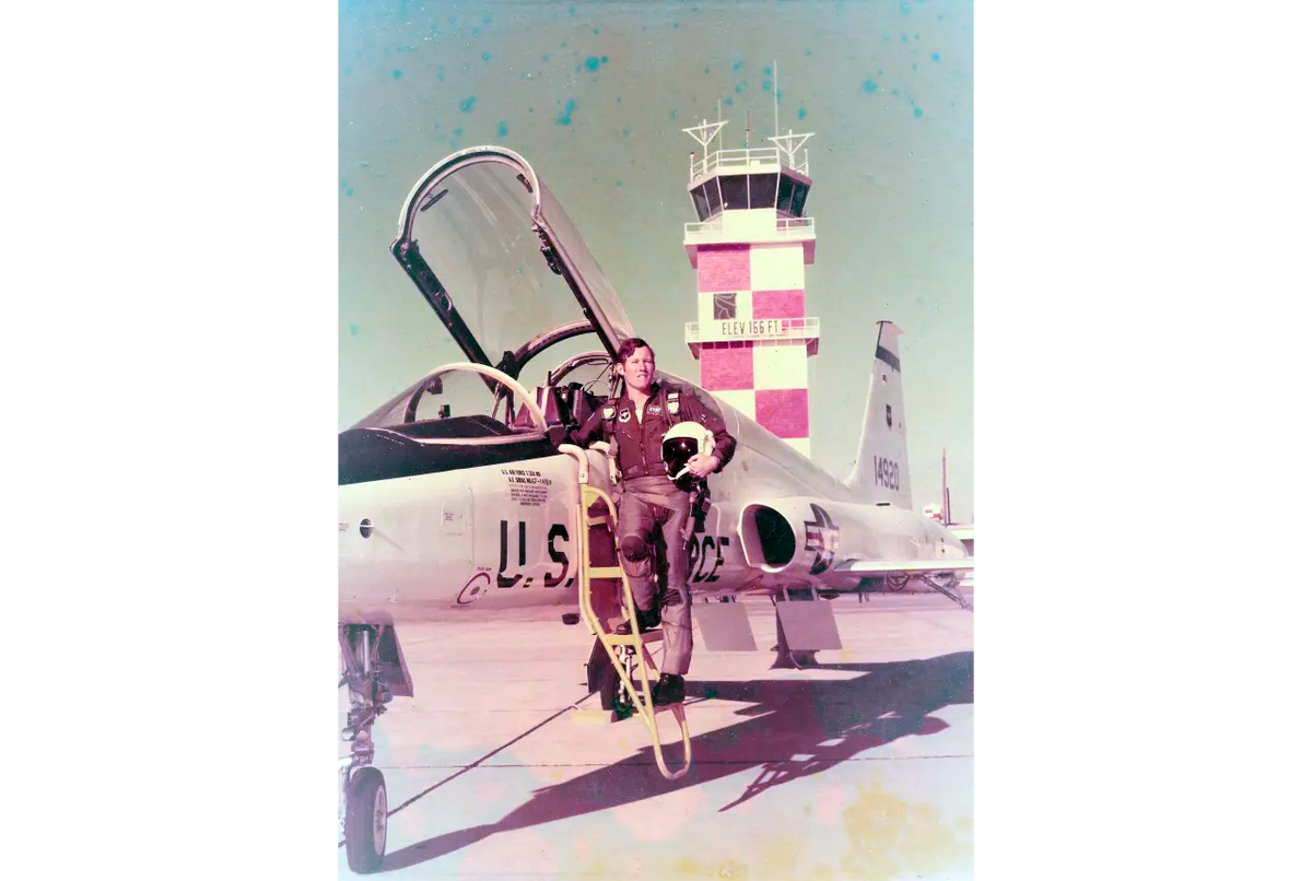 Уолтер Уайатт — пилот-стажёр, летающий на T38 Talon на базе ВВС Крейг в Сельме, штат Алабама, в 1974 году.