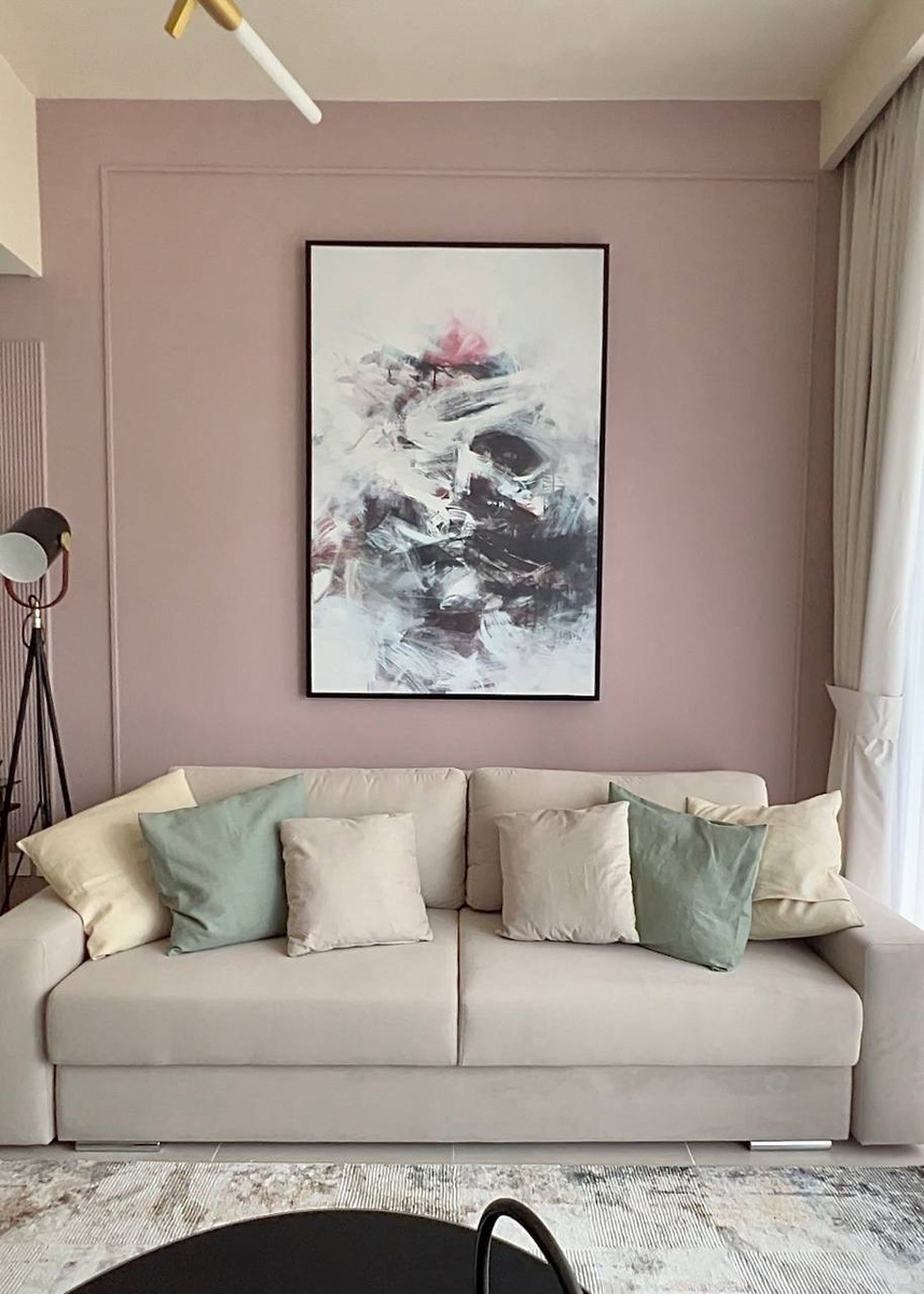 Акцентная стена – хороший способ привнести яркие ноты в лаконичный интерьер