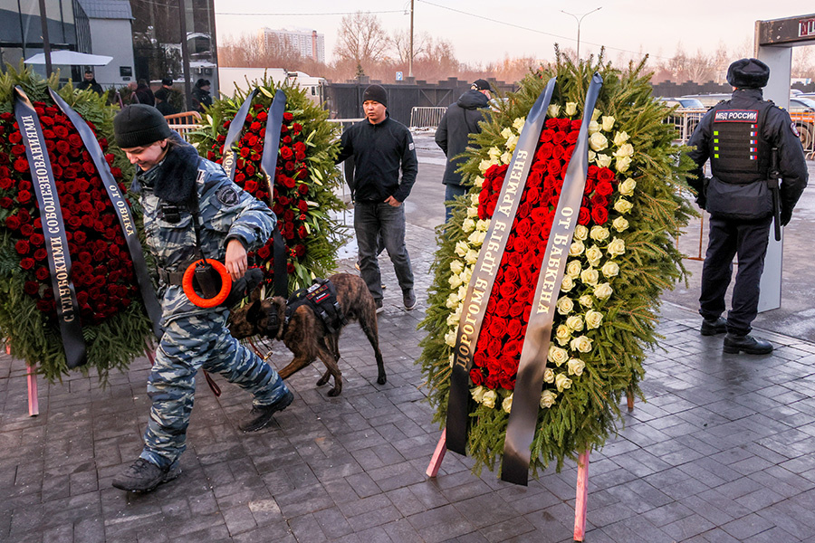 Михаил Метцель / ТАСС📷Пункт досмотра на Троекуровском кладбище, где будет проходить церемония прощания с Арменом Саркисяном, 6 февраля 2025 года